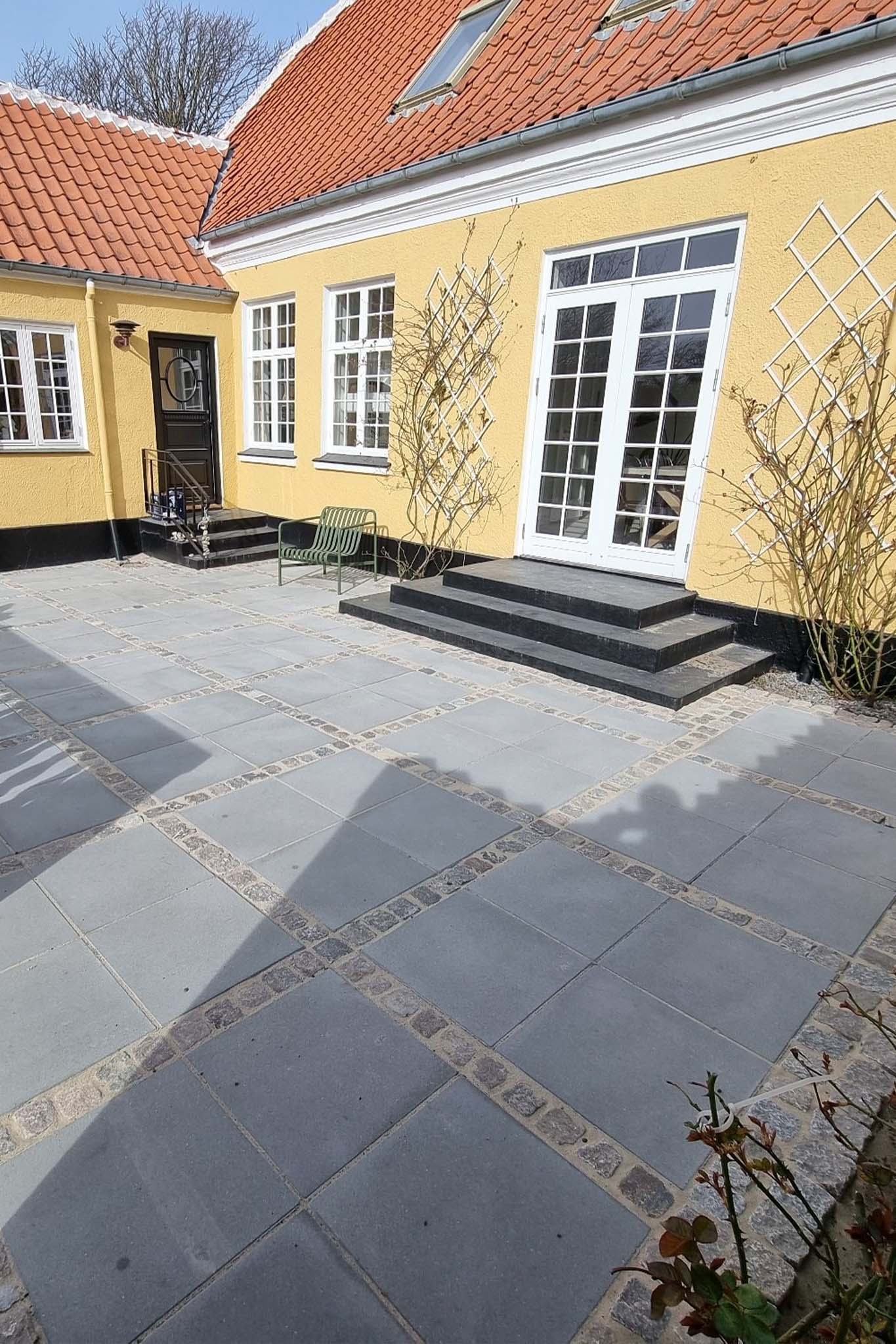 Anlægsgartner har lagt fliser i Hjørring