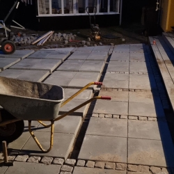 Nybelagt terrasse ved indgangen til en bolig i Aalborg. Fliserne skaber en stilfuld og holdbar belægning for udendørsarealet.