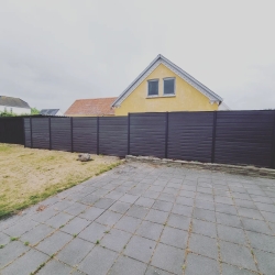 Nyt hegn, der omkranser en terrasse og adskiller haven fra resten af ejendommen i Hjørring, ideelt til at skabe privatliv.