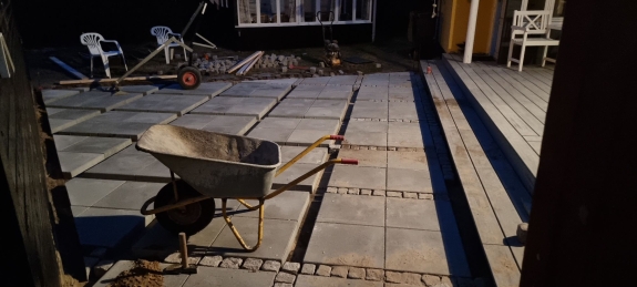  Nybelagt terrasse ved indgangen til en bolig i Aalborg. Fliserne skaber en stilfuld og holdbar belægning for udendørsarealet.